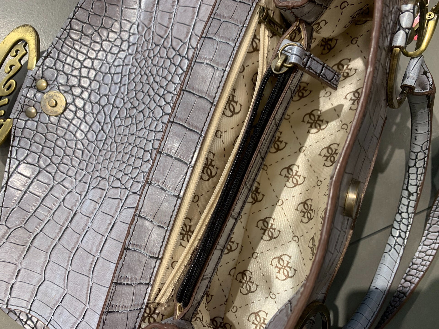 GUESS Y2K Croc-Textur Shoulder Bag